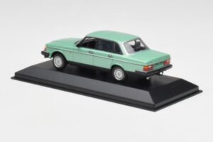 Volvo 240 GL Green Metallic Minichamps 1:43 400171402 Diecast - image 3 of 4