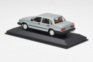 Volvo 240 GL Silver Metallic Minichamps 1:43 940171402 Diecast - image 3 of 4