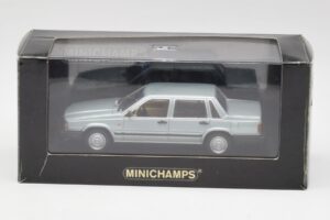 Volvo 240 GL Silver Metallic Minichamps 1:43 940171402 Diecast - image 4 of 4