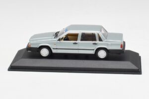 Volvo 240 GL Silver Metallic Minichamps 1:43 940171402 Diecast