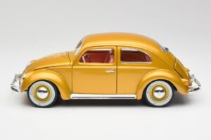 Volkswagen Beetle Gold Bburago 1:18 3361 Diecast - image 4 of 8