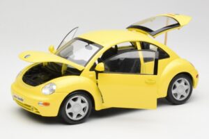 Volkswagen New Beetle Yellow Maisto 1:18 37800-M4 Diecast - image 2 of 8
