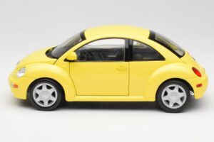 Volkswagen New Beetle Yellow Maisto 1:18 37800-M4 Diecast - image 4 of 8