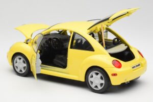 Volkswagen New Beetle Yellow Maisto 1:18 37800-M4 Diecast - image 5 of 8