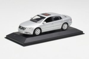 Volkswagen Phaeton Silver Minichamps 1:43 3D0099300A Diecast - image 2 of 4