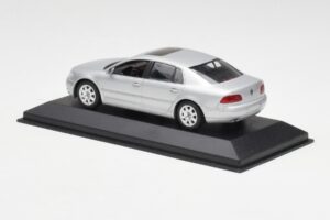 Volkswagen Phaeton Silver Minichamps 1:43 3D0099300A Diecast - image 3 of 4