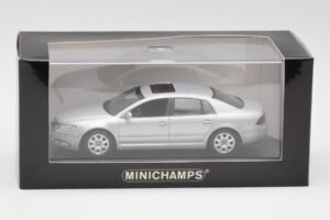 Volkswagen Phaeton Silver Minichamps 1:43 3D0099300A Diecast - image 4 of 4