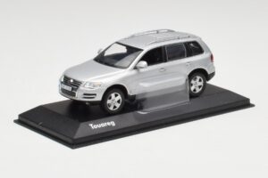 Volkswagen Touareg Reflex Silver Minichamps 1:43 68625 Diecast - image 2 of 4
