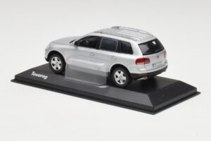 Volkswagen Touareg Reflex Silver Minichamps 1:43 68625 Diecast - image 3 of 4