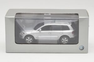 Volkswagen Touareg Reflex Silver Minichamps 1:43 68625 Diecast - image 4 of 4