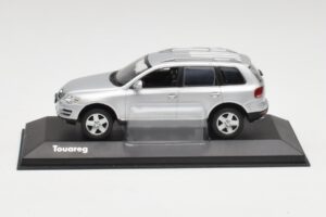 Volkswagen Touareg Reflex Silver Minichamps 1:43 68625 Diecast